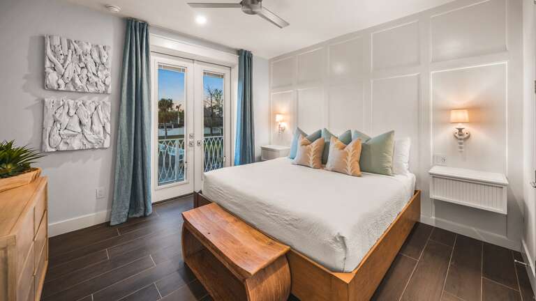 Twilight - Master Bedroom 2 - En-Suite Bathroom - King Sized Bed - Balcony Access w/ a View