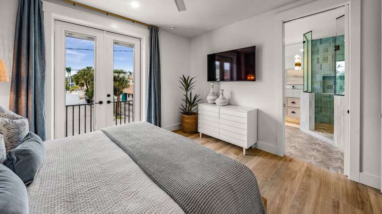 Master Bedroom 2 - En-Suite Bathroom - King Size Bed - Balcony Access