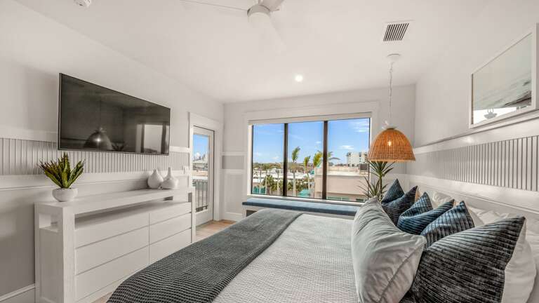 Master Bedroom 1 - En-Suite Bathroom - King Size Bed - HDTV - Balcony Access