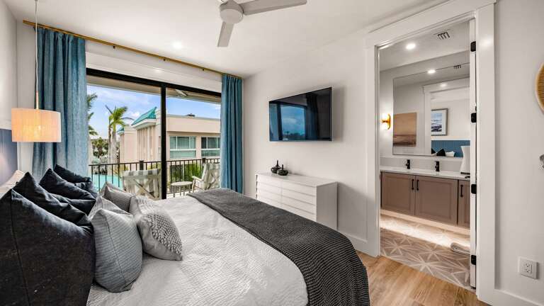 Bedroom 3 - En-Suite Bathroom - King Sized Bed - Balcony Access