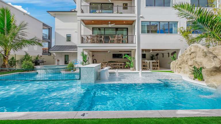 Resort Style Pool & Spa - Water Slide - Pool Volleyball Resort Style Pool & Spa - Water Slide - Pool Volleyball