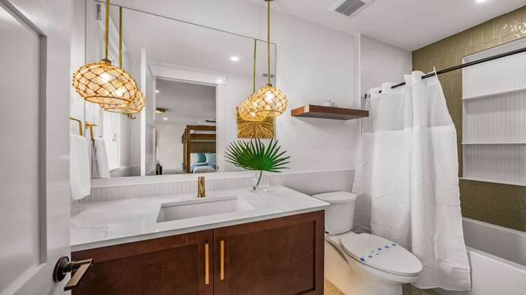 Bedroom 5 - En-Suite Bathroom - Shower/Tub Combination Bedroom 5 - En-Suite Bathroom - Shower/Tub Combination