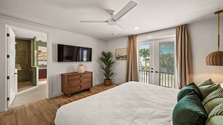 Master Bedroom 2 - En-Suite Bathroom - King Sized Bed - Balcony Access Master Bedroom 2 - En-Suite Bathroom - King Sized Bed - Balcony Access