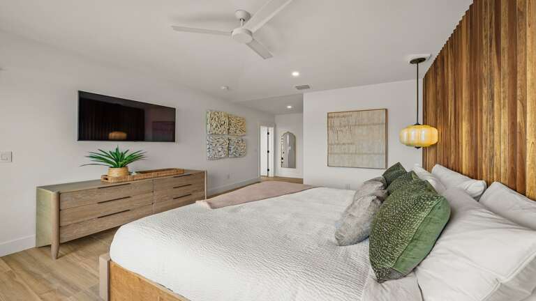 Master Bedroom 1 - En-Suite Bathroom - King Size Bed - HDTV Master Bedroom 1 - En-Suite Bathroom - King Size Bed - HDTV