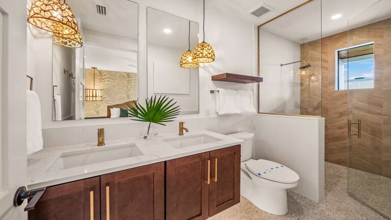 Bedroom 4 - En-Suite Bathroom - Large Walk-in Shower Bedroom 4 - En-Suite Bathroom - Large Walk-in Shower