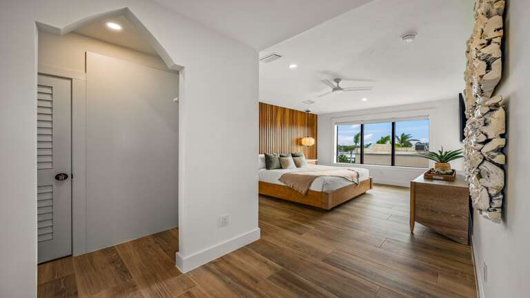 Master Bedroom 1 - En-Suite Bathroom - King Size Bed - HDTV Master Bedroom 1 - En-Suite Bathroom - King Size Bed - HDTV