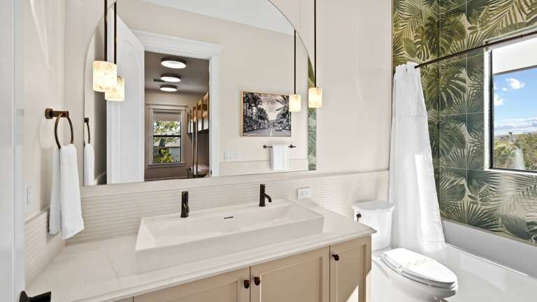 Bathroom 6 - En-Suite Featuring Shower/Tub Combination