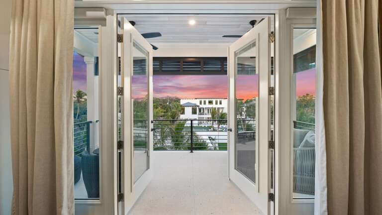 Twilight - Master Bedroom 1 - King Sized Bed w/ En-Suite Bathroom and Balcony Access