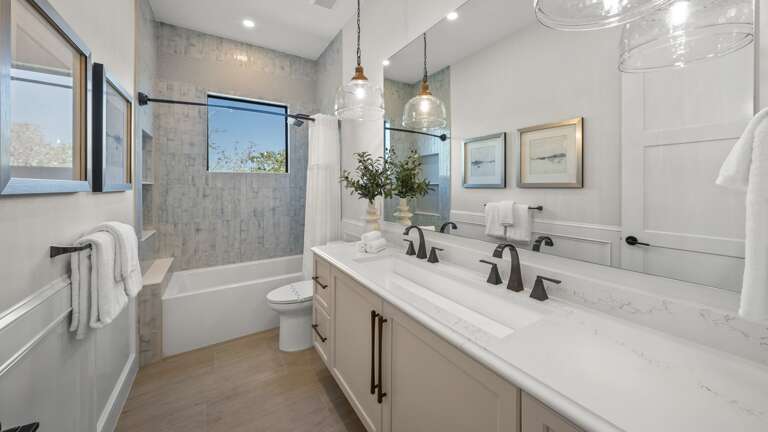 Bathroom 6 - En-Suite Featuring Shower/Tub Combination