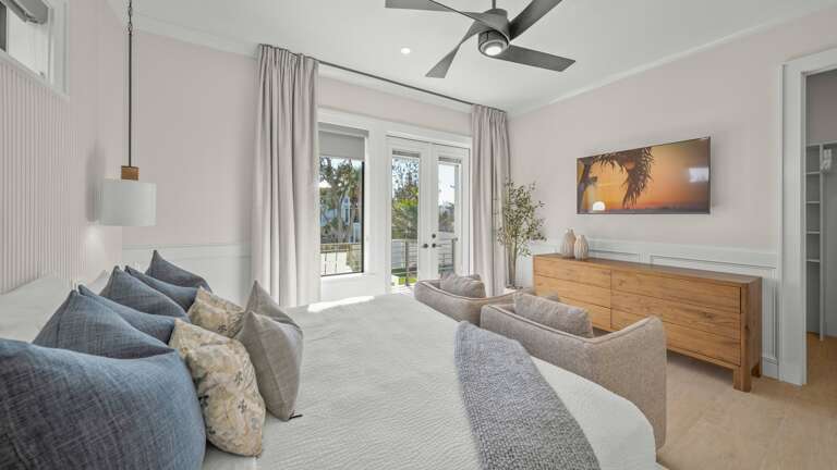 Master Bedroom 1 - King Sized Bed w/ En-Suite Bathroom and Balcony Access