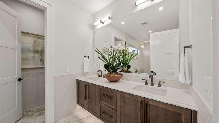 Master Bedroom 1 - King Sized Bed w/ En-Suite Bathroom and Balcony Access