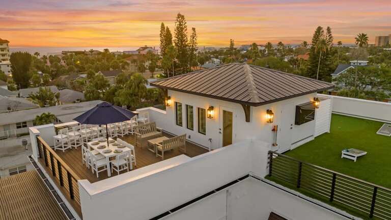 Sunset-lit Vacation Rental With Spacious Rooftop Terrace And Lush Lawn