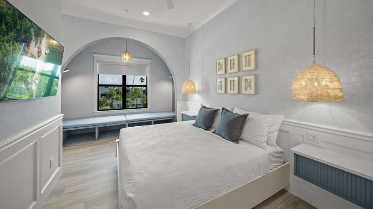 Master Bedroom 2 - King Size Bed - Window Seating - En-Suite Bathroom