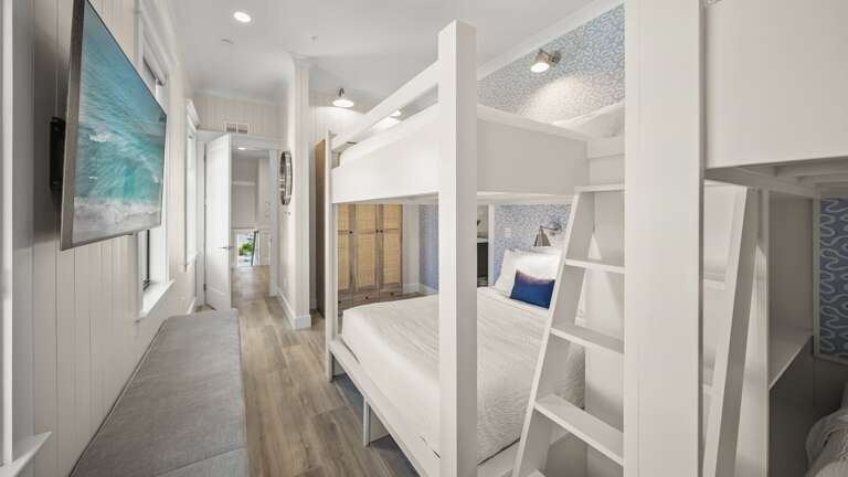 Bedroom 6 - Queen Size Bunk Beds (2) and En-Suite Bathroom