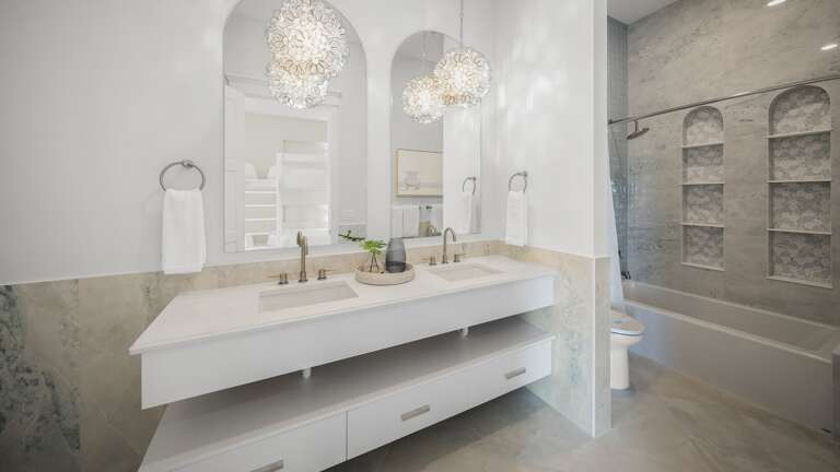 Bedroom 7 - En-Suite Bathroom - Shower/Tub Combination