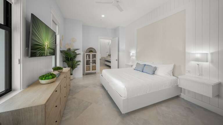 Master Bedroom - King Size Bed - Balcony Access - En-Suite Bathroom