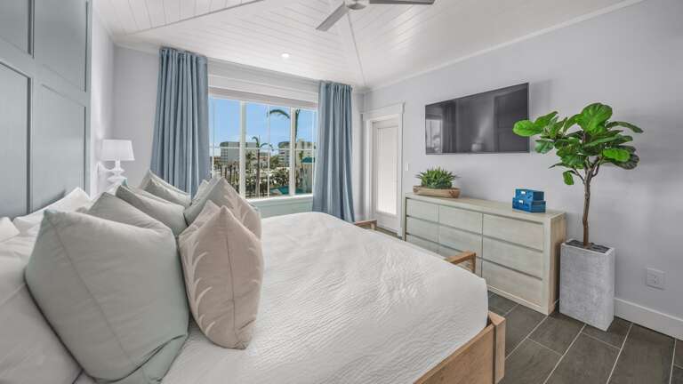 Home B - Master Bedroom - En-Suite Bathroom - King Size Bed - HDTV - Balcony Access