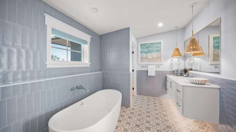 Home B - Master Bedroom - En-Suite Master Bathtub