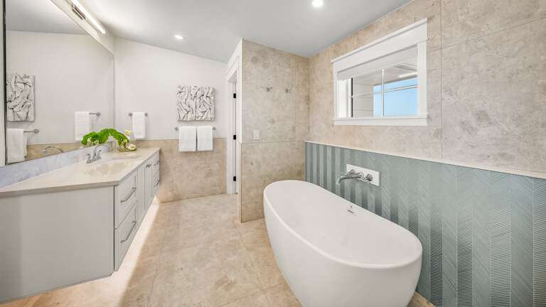 Home A - Master Bedroom 2 - En-Suite Master Bathtub