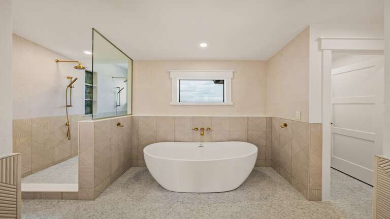 Home B - Master Bedroom 1 - En-Suite Master Bathtub