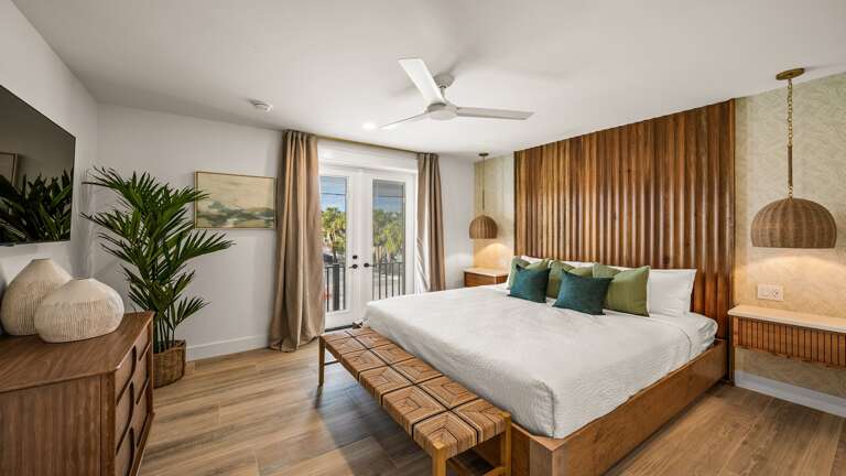 Home B - Master Bedroom 2 - En-Suite Bathroom - King Sized Bed - Balcony Access