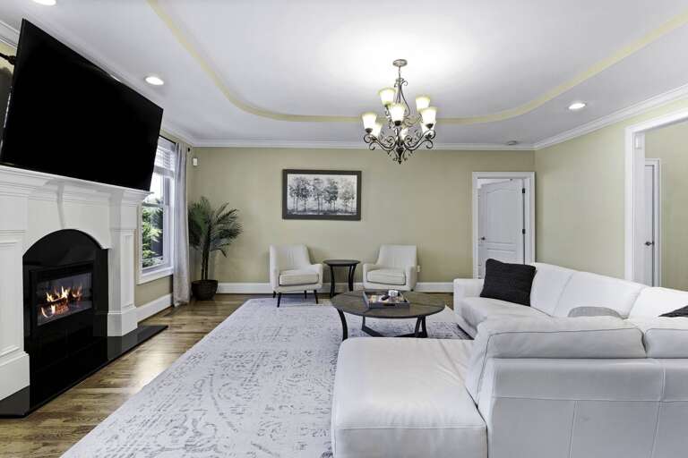 Clear your mind with the elegance of tastefully simplistic decor and calming tones. Inverted ceilings and plush seating help you to reset and restore.