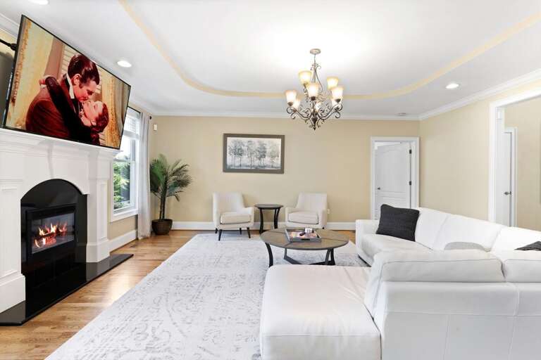 Clear your mind with the elegance of tastefully simplistic decor and calming tones. Inverted ceilings and plush seating help you to reset and restore.