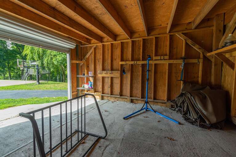 Biker/Mountain Biker friendly! Garage is equipped with bike storage rack and high-end floor pump + tools from Park Tool