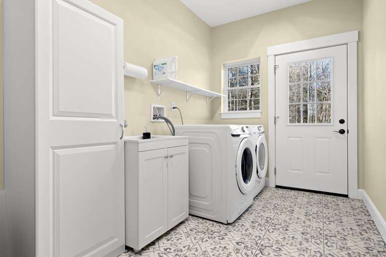 The washer and dryer make it unnecessary to pack heavily! Enjoy a lighter suitcase and the ability to refresh your clothes whenever you need to.