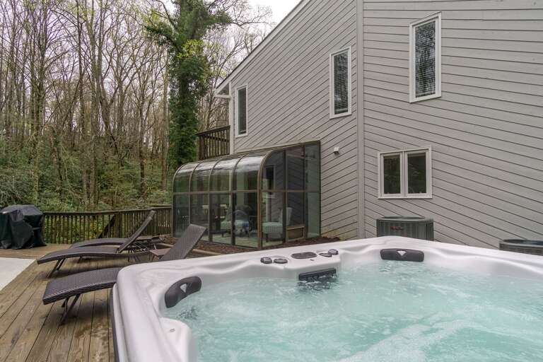 Open year-round, this 7-person hot tub is preheated for your arrival!