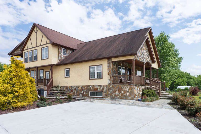 A large driveway accommodates multiple vehicles! A large driveway accommodates multiple vehicles!