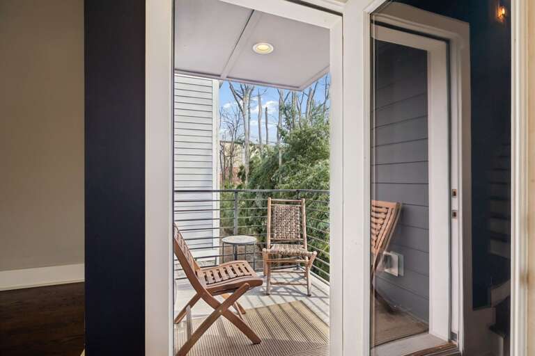 Enjoy you a tranquil breakfast on the front balcony!