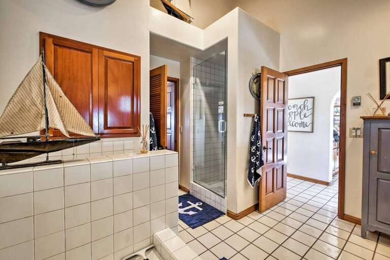 " This villa is an ideal getaway!! The views are stunning and the villa was clean and beautifully decorated!!