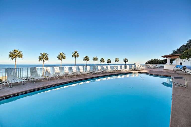 Beautiful pool overlooking the ocean!! Beautiful pool overlooking the ocean!!