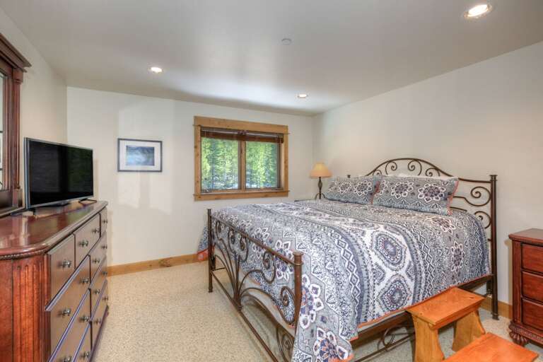 Wake up to the sound of birds singing | King-sized bed | Upper Level Wake up to the sound of birds singing | King-sized bed | Upper Level