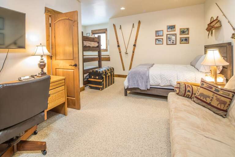 Total privacy | Queen-sized bed | Twin bunk Bed | Lower Level