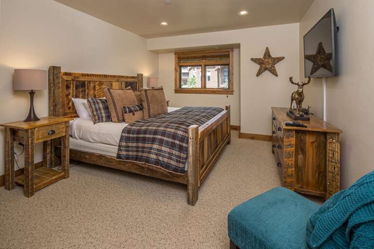 King-size bed | Upper Level