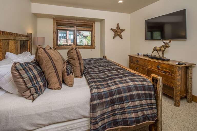 King-size bed | Upper Level