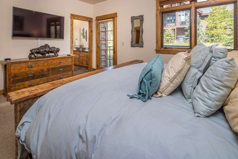 Master Bedroom | King-size bed | Main Level