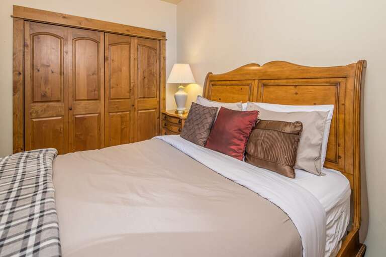 Get comfy | Queen Sized-Bed | Main Level