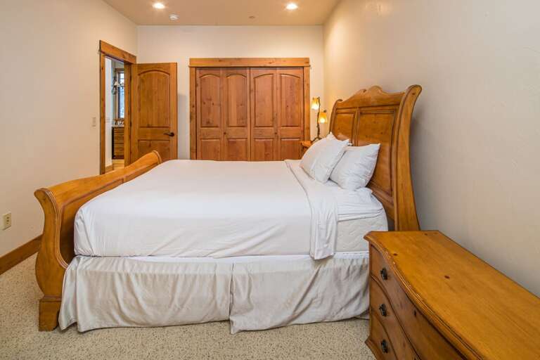 Take a rest after a fun ski day | Queen Sized-Bed | Main Level