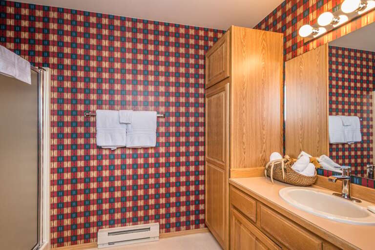 Shared Bathroom | Upper Level