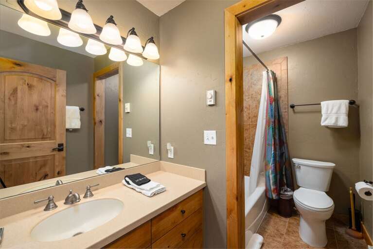 Every room has its own bathroom | Upper Level