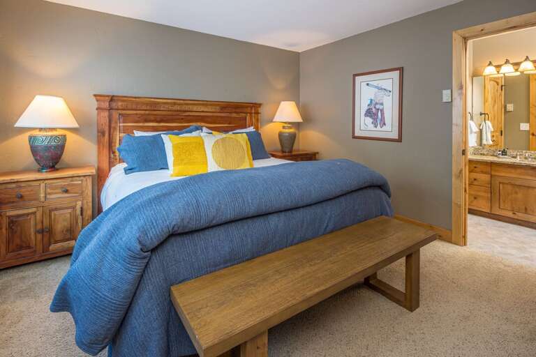 Sleep well in the king-sized bed | Main Level