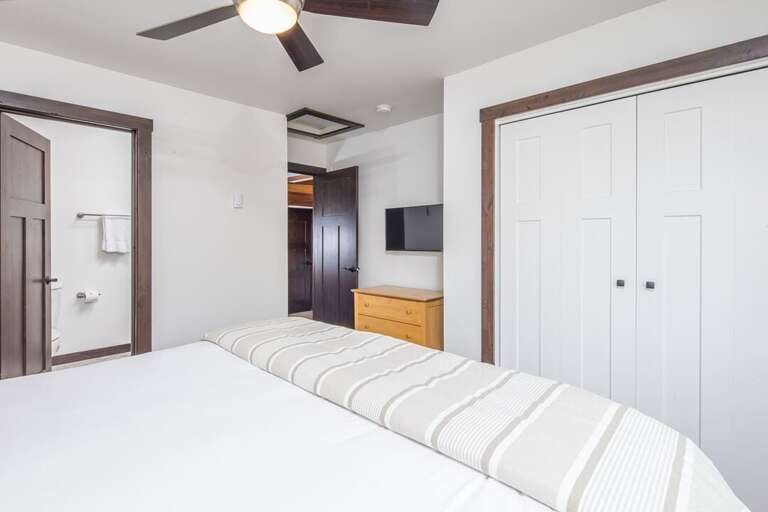 King-sized bed | Upper Level