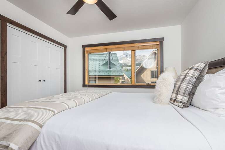 King-sized bed | Upper Level