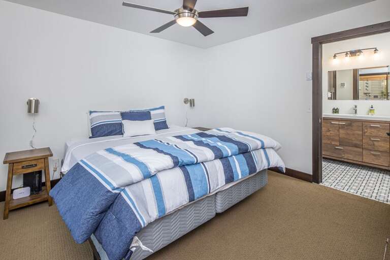 Master bedroom | King-sized Bed | Main Level
