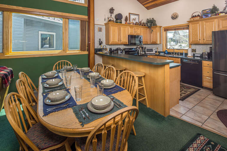 Imagine your family enjoying a home cooked meal around the big table! Imagine your family enjoying a home cooked meal around the big table!