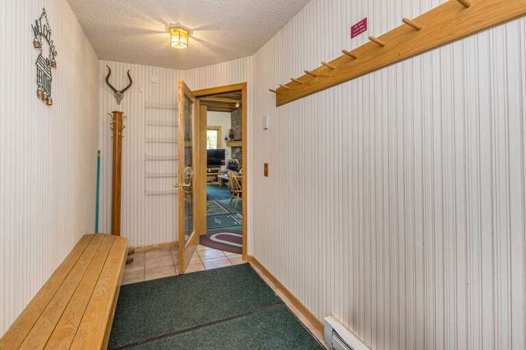 Main level entryway. Main level entryway.