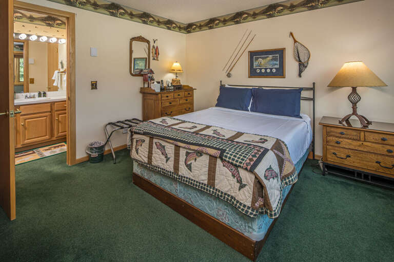 Queen bed with a shared ensuite! | Queen-sized bed | Main Level